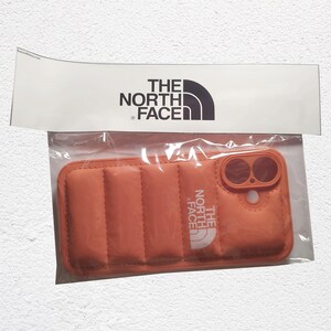 The North Face - Puffer Jacket - Coque Orange pour Apple Iphone 16 - Neuve