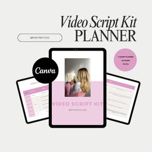 Op de afbeelding: Een digitale planner kit voor videoscripts, met een tablet met een roze en wit Canva-ontwerp met de tekst "Video Script Kit PLANNER". Extra tablets tonen script templates en een lijst met hooks en CTA's.