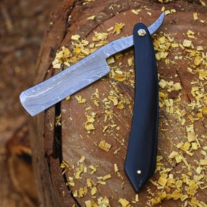 Luxury Damascus Steel Straight Razor – Custom Gift for Husband, Dad, or Groomsmen | Unique Twist Pattern Damascus Razor with Horn Handle