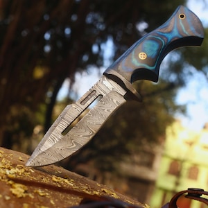 Custom Handmade Damascus Hunting Knife – Full Tang, Sharp Edge, Color Wood Handle and Leather Sheath | Perfect Gift for Hunters