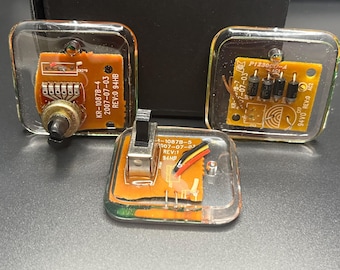 Llavero Fidget de tecnología reciclada: Arte de resina de desechos electrónicos con clip