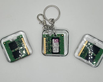 Llavero con chip RAM reciclado, accesorio para bolso: accesorio tecnológico de resina para geeks y gamers