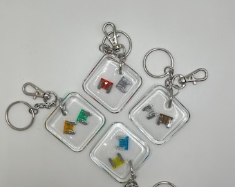 Llavero Gearhead con fusibles de coche integrados – Regalo de resina hecho a mano