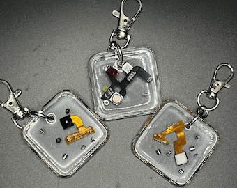 Llavero de resina tecnológica reciclada: arte con residuos electrónicos, accesorio geek, colgante para bolso