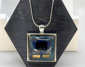 Collar con colgante de chip de computadora reciclado / Colgante tecnológico de resina, joyería geek chic