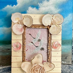 Shabby Chic Muschel Bilderrahmen in einem naturweißen Holzrahmen und eleganten Muschelblumen handgefertigt ideal für Tisch und Schreibtisch Wohnkultur