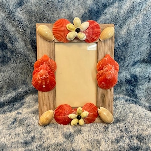 Seashell Picture frame,wooden tabletop frame with seashell flowers,beach decor gift,nautical picture frame with seashell flowers.