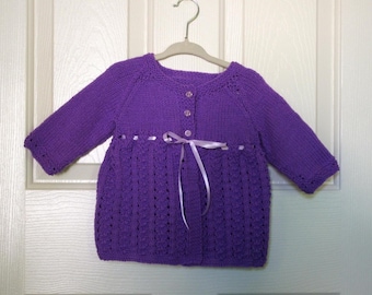 Cardigan/Suéter de punto púrpura para bebés con cinta