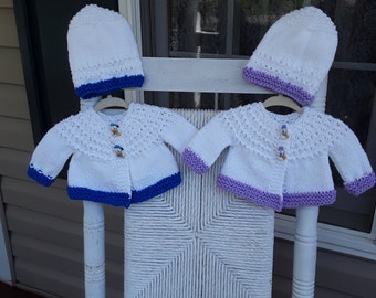 Handgestrickt - Weiß mit blauer Borte oder Weiß mit lila Borte Baby Pullover und Mütze Set mit passenden Baby Donald/Gänseblümchen Knöpfen