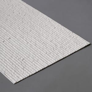 K&ouml;nnte beinhalten: Ein rechteckiges Wandpaneel mit einem Stapelstein-Design in einer strukturierten, cremewei&szlig;en Ausf&uuml;hrung. Die Oberfl&auml;che besteht aus zahlreichen d&uuml;nnen, horizontalen Steinleisten, die in einem linearen Muster angeordnet sind und eine geschichtete Optik erzeugen.
