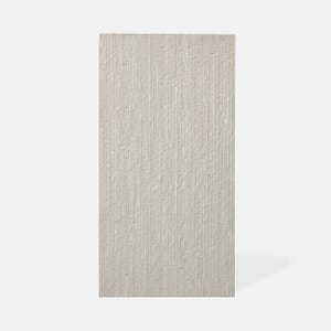 K&ouml;nnte beinhalten: Eine rechteckige Wandfliese in einem hellen Off-White- oder Cremeton. Die Oberfl&auml;che weist eine Reihe vertikaler, paralleler Rillen oder Rippen auf, die eine lineare Textur &uuml;ber die gesamte Fliesenfl&auml;che erzeugen und ihr ein strukturiertes Aussehen verleihen.