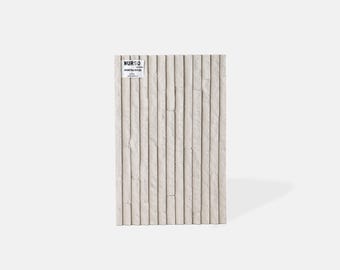 Prov av FOSSO Stone Touch Flex FLR 03 | Flexibel mineralstenspanel | 19x29cm provbit | 7mm ultradjup textur | Vattentät | Vit