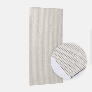 K&ouml;nnte beinhalten: Ein rechteckiges Wandpaneel mit vertikaler linearer Textur in einem hellen Off-White-Farbton. Die Oberfl&auml;che besteht aus schmalen, parallelen Streifen mit einer rauen, steinartigen Struktur. Ein kreisf&ouml;rmiger Ausschnitt zeigt eine vergr&ouml;&szlig;erte Ansicht.