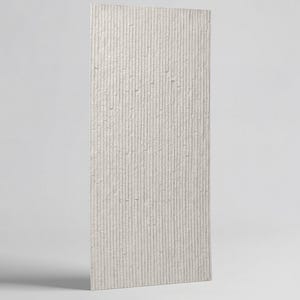 K&ouml;nnte beinhalten: Eine rechteckige Wandplatte mit einer hellgrauen, strukturierten Oberfl&auml;che und einem vertikalen linearen Muster. Das Design besteht aus zahlreichen d&uuml;nnen, parallelen Rippen, die einen subtilen, sich wiederholenden Streifeneffekt erzeugen.