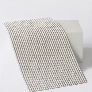 DUNES Stone Touch Flex FLR 02 | Flexibel väggpanel i mineralsten | 120x60cm | 5 mm djup textur | Lätt och vattentät | Övermålningsbar vit bild 4