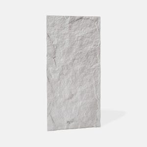 Puede incluir: Una baldosa rectangular de piedra gris claro con una superficie rugosa y texturizada. La baldosa tiene un aspecto natural y envejecido con grietas visibles y variaciones de color, lo que sugiere un material de piedra o pizarra. La baldosa está de pie.