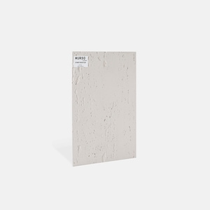 Könnte beinhalten: Eine rechteckige, cremefarbene Steinplatte mit strukturierter Oberfläche. Die Platte hat ein raues, unebenes Aussehen mit kleinen Vertiefungen. Ein Etikett in der oberen linken Ecke lautet "MURSO STONE TOUCH PLUS".