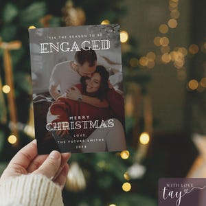 Szablon kartki świątecznej „Tis the Season to Be Engaged” | Edytowalna kartka świąteczna Canva 5x7 | Pobieranie cyfrowe | Pierwsza kartka ze zdjęciem narzeczonych na Boże Narodzenie