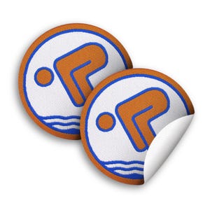 Könnte beinhalten: Zwei runde Stoffaufkleber in Orange und Blau auf weißem Hintergrund. Die Aufkleber zeigen eine stilisierte orangefarbene Silhouette einer Person, die ins Wasser springt, dargestellt durch eine blaue Wellenlinie.