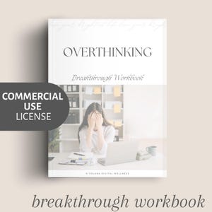 Pode incluir: Um caderno branco intitulado "OVERTHINKING" com o subtítulo "Breakthrough Workbook". A capa apresenta uma pessoa com o rosto nas mãos. As palavras "Commercial Use License" estão no lado esquerdo. A parte inferior do livro diz "breakthrough workbook."