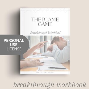 Puede incluir: Un cuaderno blanco titulado "THE BLAME GAME" con el subtítulo "Breakthrough Workbook". La portada presenta una escena de negocios con una persona señalando a otra. Un círculo gris con el texto "PERSONAL USE LICENSE" está a la izquierda.