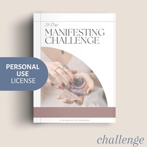 Può includere: Copertina di un libro con il titolo "28-Day Manifesting Challenge". L'immagine mostra una persona che tiene dei cristalli. Un banner blu a sinistra recita "Personal Use License". La parte inferiore della copertina riporta la scritta "© Solara Digital Wellness".