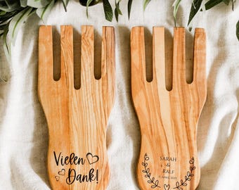 May include: Two wooden salad servers with a fork design. One server has the text "Vielen Dank!" and hearts. The other server has the names "Sarah & Ralf" and the date "11 April 2025" with a leaf design and hearts.