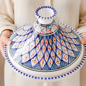 Handmålad keramisk dekorativ tagine från Tunisien, orientalisk bordsdekoration, traditionellt hantverk och autentisk gåva