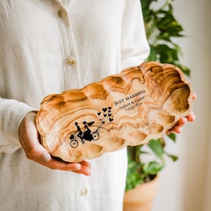Personalized Olive Wood Serving Plate Custom Engraved Snack Dish for Appetizers, Salads, Handcrafted Rustic Gift for Foodies