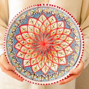 Piatto per pizza Boho dalla Tunisia – 30 cm Ø | Rosso e blu e fatto a mano | Ceramica con tocco mediterraneo