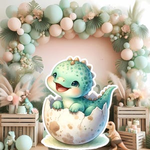 Puede incluir: Un dinosaurio de dibujos animados verde y blanco saliendo de un huevo. El dinosaurio sonríe y tiene una cola larga. El huevo está decorado con manchas marrones. El fondo es una pared rosa con una guirnalda de globos verdes y rosas.