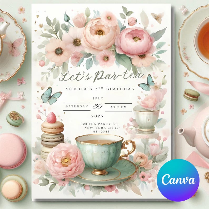 以下が含まれることがあります： 「Let's Par-tea」の文字とソフィアの7歳の誕生日詳細が書かれた、水彩画のティーパーティー招待状。パステルピンクとピーチの花、蝶、ティーカップ、マカロンのデザイン。Canvaのロゴが見えます。
