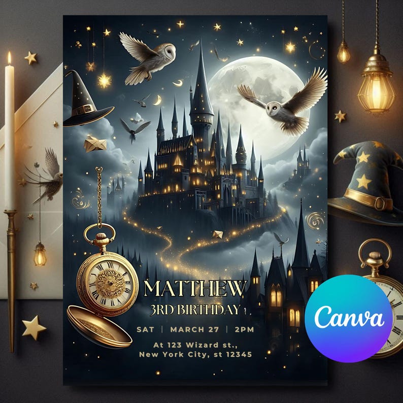 Pode incluir: Um convite azul escuro com um castelo preto, uma lua cheia e duas corujas voando no c&eacute;u noturno. O convite diz "Matthew 3rd Birthday!" com a data e hora da festa. Um rel&oacute;gio de bolso dourado com algarismos romanos pendura em uma corrente.