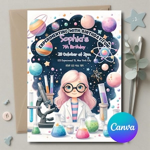 Pode incluir: Um convite de aniversário com uma ilustração de desenho animado de uma menina com um jaleco de laboratório e óculos, rodeada por elementos científicos. O convite inclui o texto "Experimenting with Birthday Fun!" e detalhes para o 7º aniversário de Sofia em 20 de outubro às 14h.
