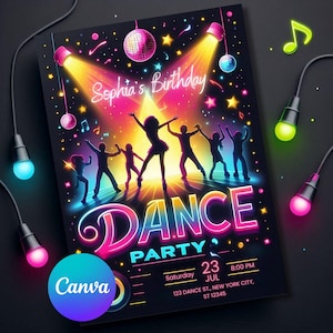Può includere: Un invito vivace per una festa da ballo con il testo "Sophia's Birthday" e "DANCE PARTY". Il design presenta sagome di persone che ballano sotto i riflettori, palle da discoteca e note musicali. Sono inclusi anche la data e l'ora.