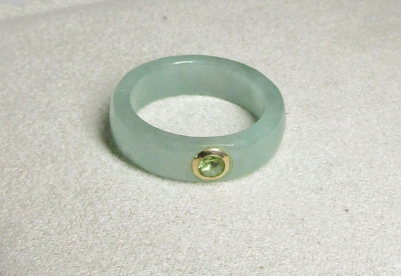 Solid Jade Ring, size 8, peridot gemstone insert … - image 3