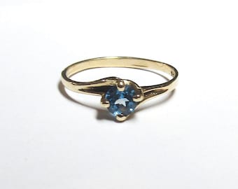 Lovely bright blue Topaz Solitaire Ring, solid 14K Y Gold size 6, free US basic shipping