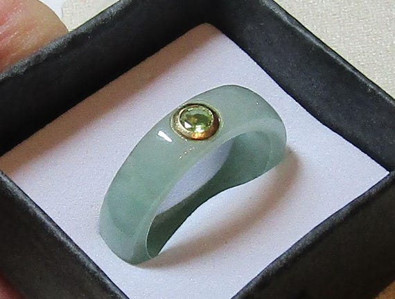 Solid Jade Ring, size 8, peridot gemstone insert … - image 1