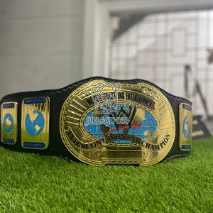 Może przedstawiać: Czarny skórzany pas mistrzowski wrestlingu z złotymi akcentami. Pas zawiera niebieską kulę ziemską z czerwoną strzałką wskazującą w prawo. Na pasku wygrawerowano słowa "World Wrestling Entertainment" i "Intercontinental Champion".