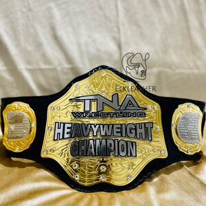 Replica della cintura da campione dei pesi massimi di wrestling World TNA Cintura da wrestling personalizzata Materiale in zinco Cinturino in vera pelle rossa Regalo per papà