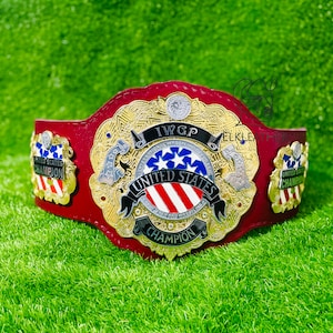 Könnte beinhalten: Ein roter, goldener und blauer Wrestling-Meisterschaftsgürtel mit der Aufschrift "IWGP United States Champion".