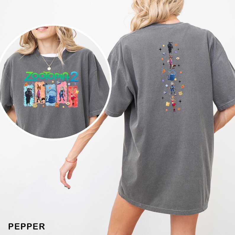 Op de afbeelding: Peppergrijze t-shirt met een kleurrijke "Zootopia 2" afbeelding op de voor- en achterkant. De afbeelding op de voorkant toont de filmtitel en personages. De afbeelding op de achterkant toont een verticale rangschikking van personages en iconen. Het shirt heeft een losse, oversized pasvorm.