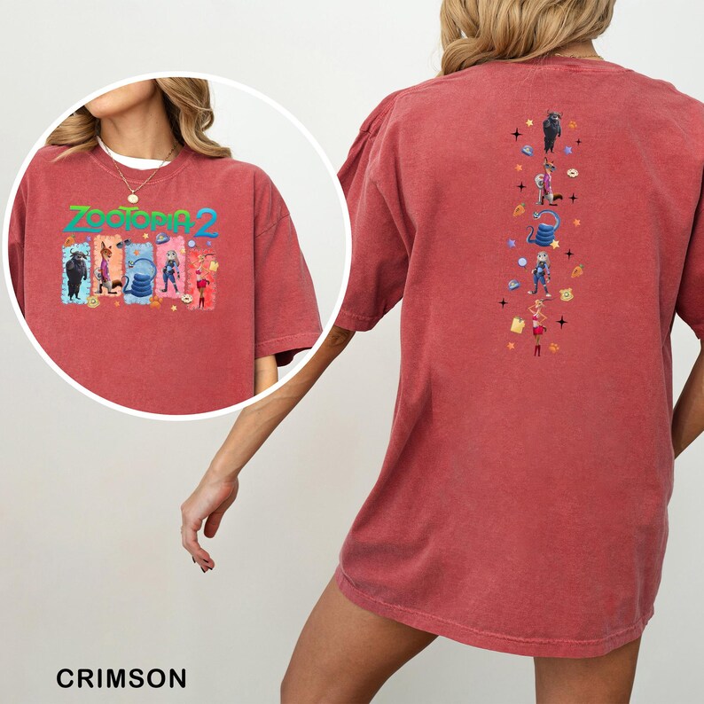 Op de afbeelding: Karmizijnrood T-shirt met de tekst "Zootopia 2" en cartoonfiguren op de voorkant. De achterkant heeft een verticaal ontwerp met cartoonfiguren en iconen. Het T-shirt is kort en oversized.