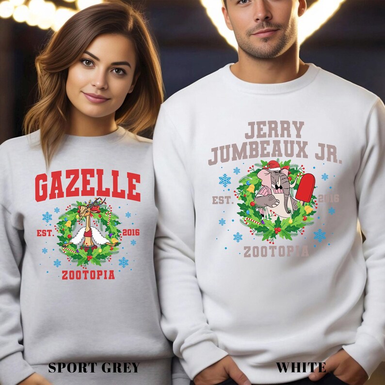 Pu&ograve; includere: Due felpe, una grigio sport e una bianca, con disegni a tema Zootopia. La felpa grigio sport ha "GAZELLE" in rosso, una grafica a ghirlanda e il testo "ZOOTOPIA". La felpa bianca mostra "JERRY JUMBEAUX JR." e una grafica a ghirlanda simile.