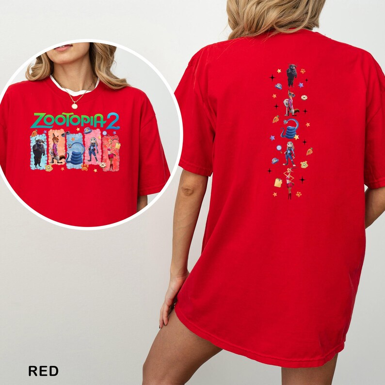 Op de afbeelding: Rood T-shirt met de tekst "ZOOTOPIA 2" en cartoonfiguren op de voorkant. De achterkant van het shirt heeft een verticaal ontwerp met meer cartoonfiguren. Het woord "RED" staat onderaan de afbeelding.