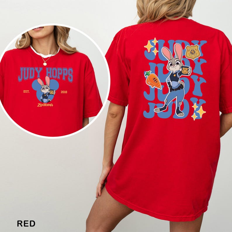 Op de afbeelding: Een rood t-shirt met een afbeelding van Judy Hopps uit Zootopia. De voorkant toont de tekst Judy Hopps, Est. 2016, en een kleine illustratie van het personage. De achterkant toont een grote afbeelding van Judy Hopps, een wortel en een politiebadge.