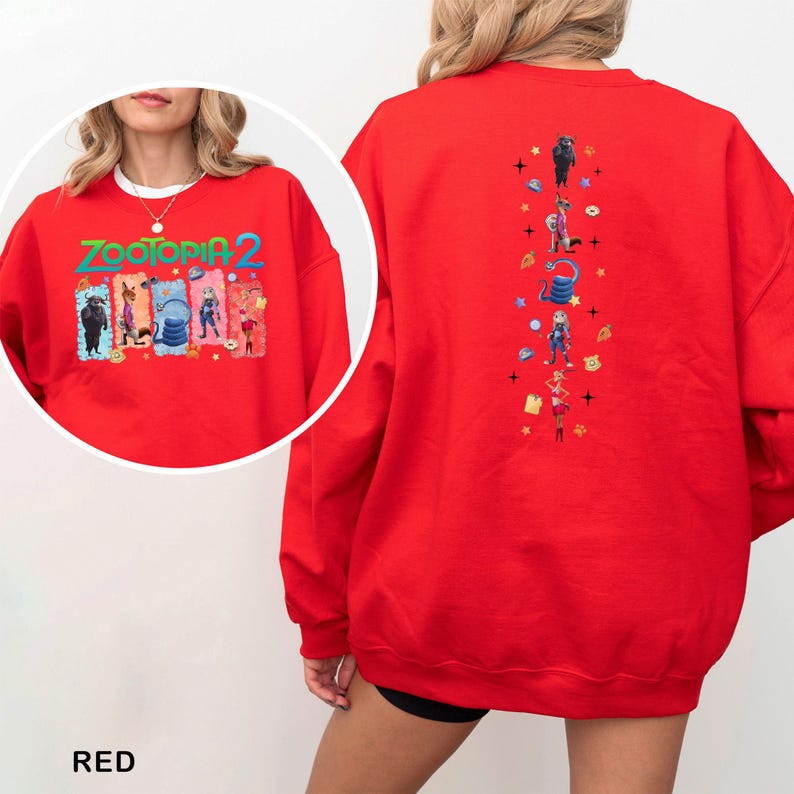 K&ouml;nnte beinhalten: Ein rotes Sweatshirt mit dem Text "ZOOTOPIA 2" und Cartoon-Figuren auf der Vorderseite. Auf der R&uuml;ckseite befindet sich ein vertikales Design aus Cartoon-Figuren und Sternen. Das Wort "RED" ist unten aufgedruckt.