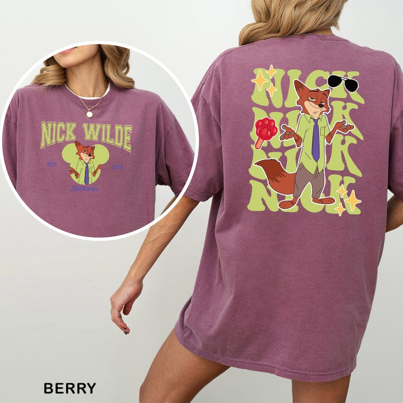 Op de afbeelding: Een bessenkleurig t-shirt met een afbeelding van het personage Nick Wilde. De achterkant toont een grote illustratie van de vos met een rood pootvormig ijsje, een zonnebril en de herhaalde tekst NICK. De voorkant toont een kleinere versie.