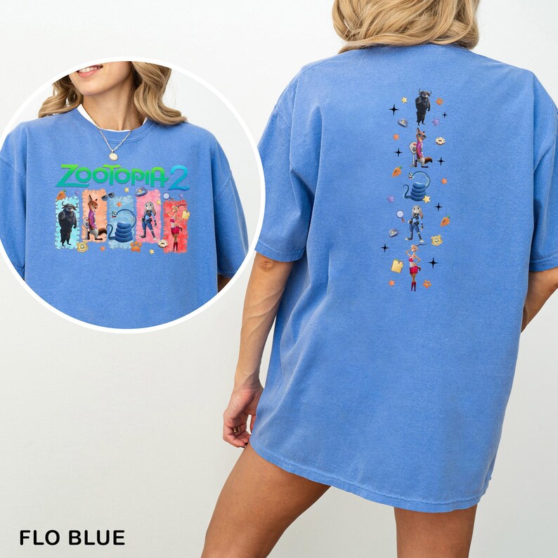 Op de afbeelding: Flo blauw T-shirt met een Zootopia 2 afbeelding op de voor- en achterkant. De afbeelding op de voorkant bevat de tekst "Zootopia 2" en personages. De afbeelding op de achterkant heeft een verticale rangschikking van personages en iconen.