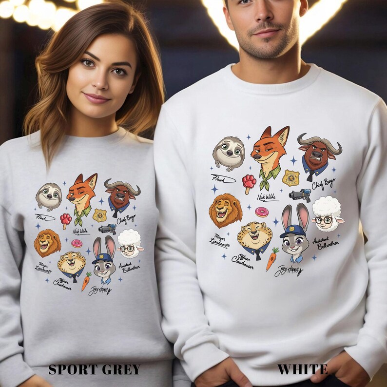 K&ouml;nnte beinhalten: Sportgraue und wei&szlig;e Sweatshirts mit Cartoon-Illustrationen von Filmfiguren. Die Sweatshirts tragen die Aufschriften "SPORT GREY" und "WHITE". Die Illustrationen zeigen ein Faultier, einen Fuchs und einen B&uuml;ffel.